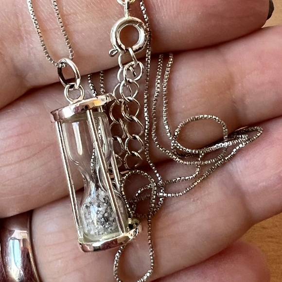 VINTAGE HOURGLASS SAND CLOCK PENDANT CHAIN NECKLACE SILVERTONE METAL VERY UNIQUE - Picture 13 of 16